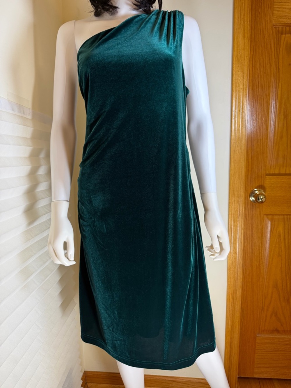 The Pyramid Collection One-Shoulder Velvet Dress in Teal Green